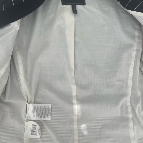Gently used BCBG bolero blazer! Size Medium - Picture 3 of 4